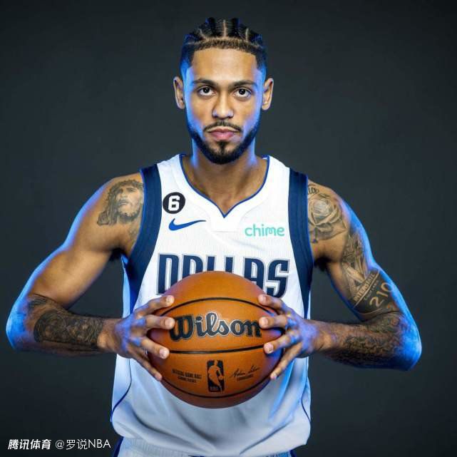 导演保罗·麦奎根、主演丹尼尔·雷德克里夫、詹姆斯·麦卡沃伊身穿西装帅气亮相。