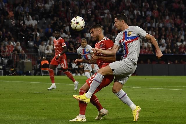 高伟光则身穿白色帽衫卫衣，背对着镜头。